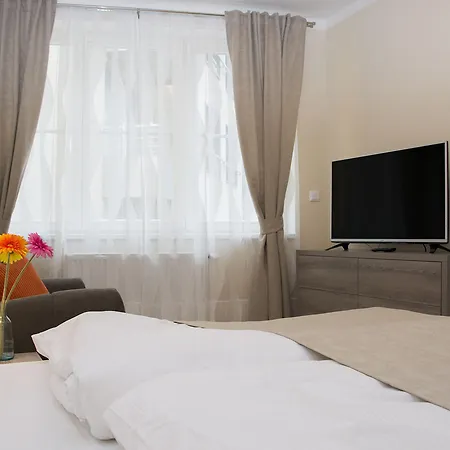 ライムズ アパートホテル 4*